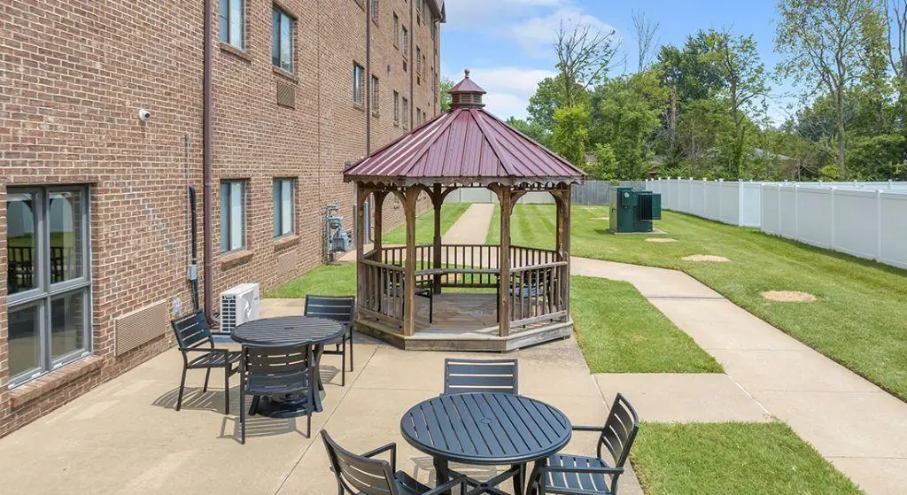 Farmdale Tower II exterior courtyard