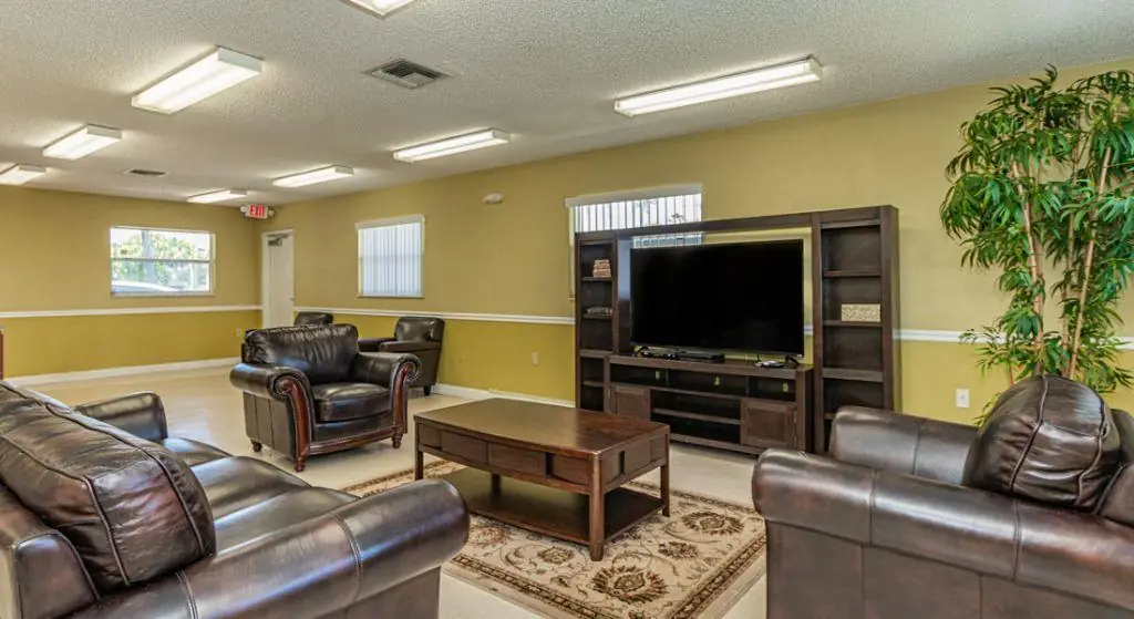 Glades Diamond lounge
