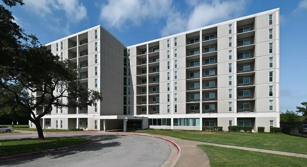Lakeland Manor exterior