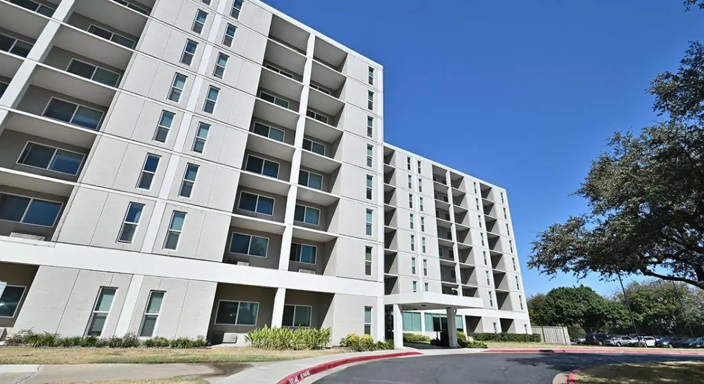 Lakeland Manor exterior