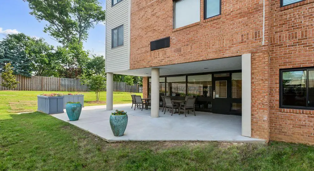 Lakeland Seniors exterior patio