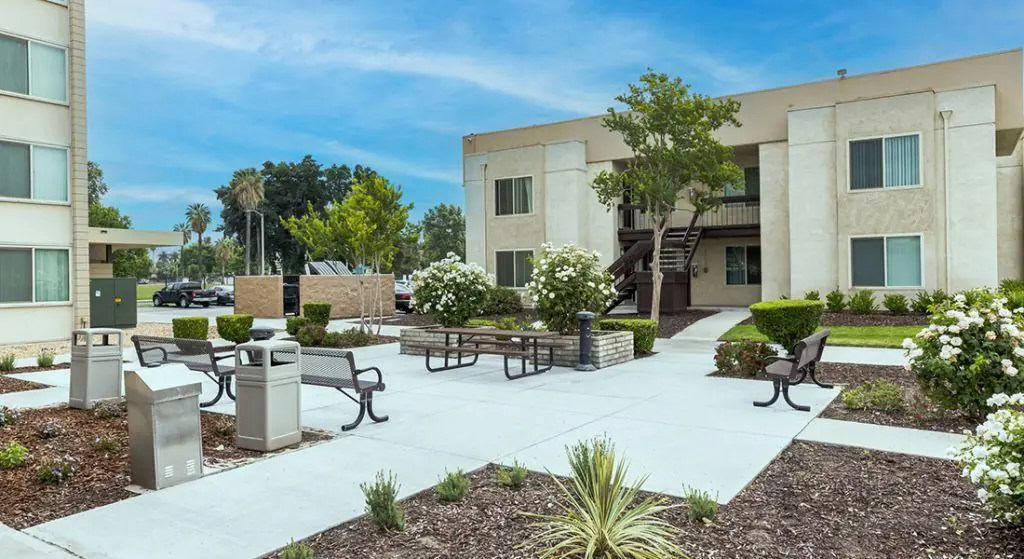 Meadowbrook Apartments exterior courtyard