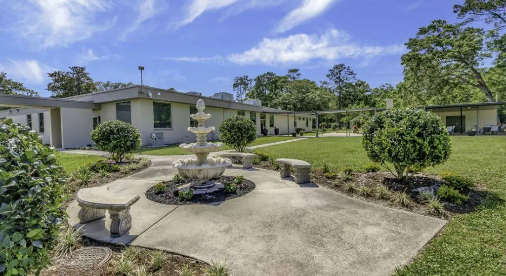 Silvertree Seniors Jacksonville patio