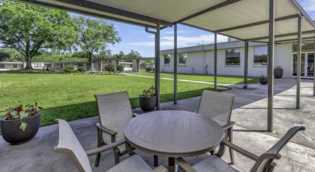 Silvertree Seniors Jacksonville patio