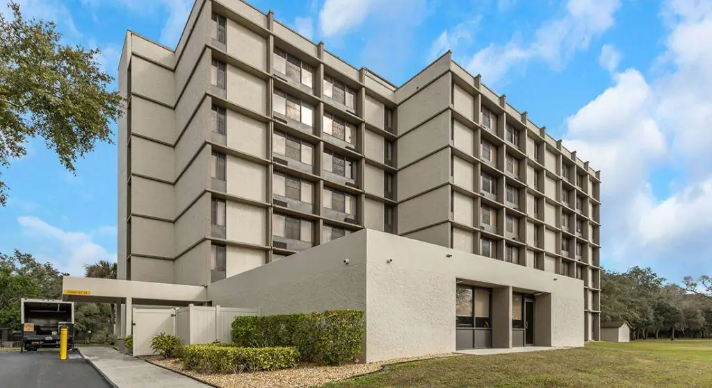 Silvertree Seniors of Tampa exterior