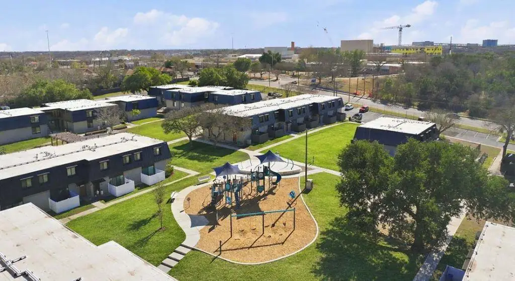 Travis Park Apartments exterior