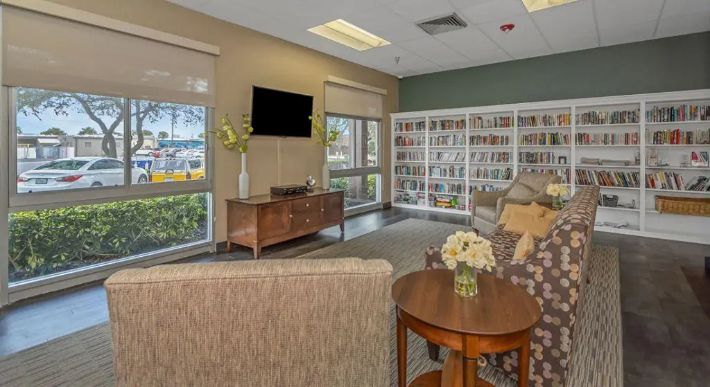 Winter Haven Manor Apartments lounge & library